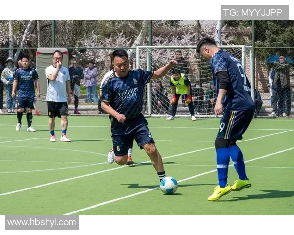 足球球星飞吻双手致敬球迷展现深情瞬间引爆赛场激情